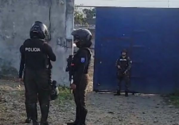 Un policía fue asesinado cuando se encontraba en el interior de un taller mecánico de Babahoyo, Los Ríos. (Captura de pantalla)