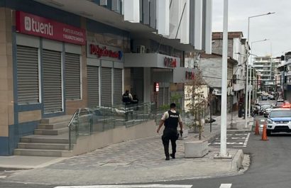 Un sujeto quedó atrapado tras irrumpir en una entidad financiera de Manta, provincia de Manabí.