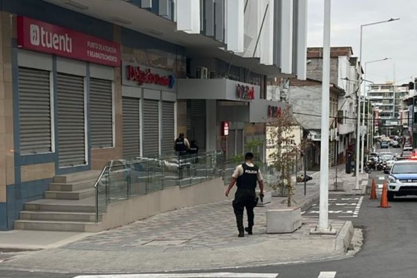 Un sujeto quedó atrapado tras irrumpir en una entidad financiera de Manta, provincia de Manabí.