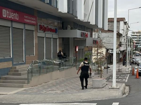 Un sujeto quedó atrapado tras irrumpir en una entidad financiera de Manta, provincia de Manabí.