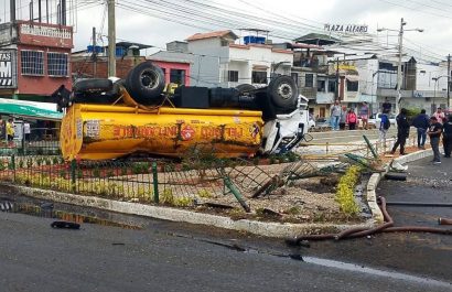 Un tanquero que transportaba combustible se volcó y colisionó contra un letrero, involucrando también a un vehículo liviano.