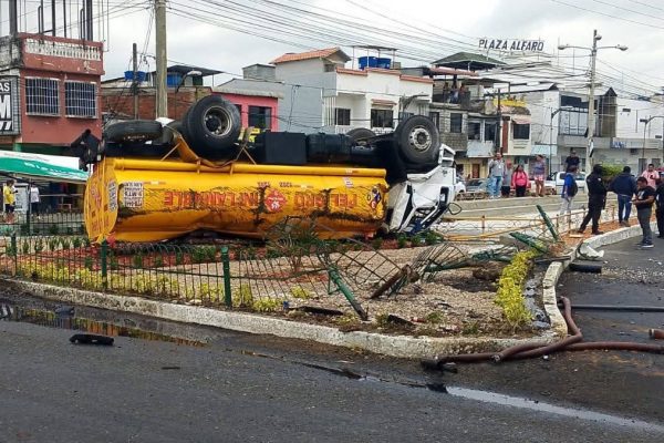 Un tanquero que transportaba combustible se volcó y colisionó contra un letrero, involucrando también a un vehículo liviano.