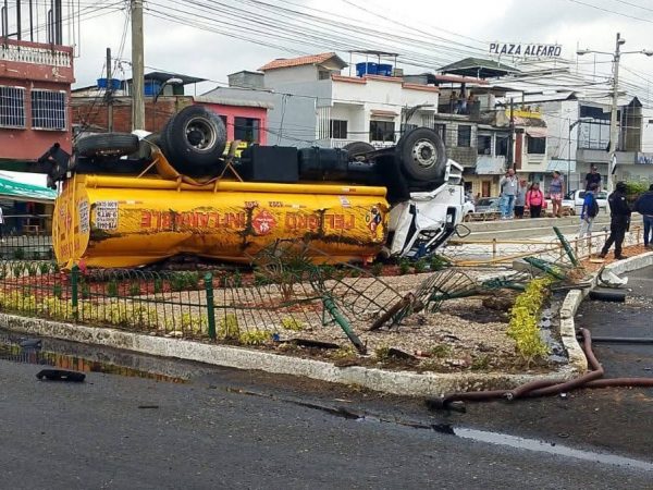 Un tanquero que transportaba combustible se volcó y colisionó contra un letrero, involucrando también a un vehículo liviano.