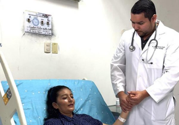Un tumor gigante le fue extirpado a una mujer en el hospital del IESS Teodoro Maldonado Carbo, en Guayaquil. (IESS).