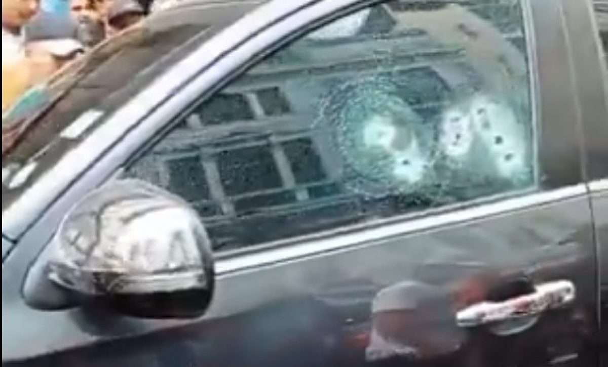 Un violento ataque armado registrado en el centro de Guayaquil terminó con la vida de un hombre.