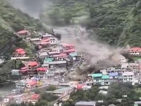 Una avalancha súbita de agua y lodo arrasó la aldea de Dharali, en el distrito de Uttarkashi, en el Himalaya indio, dejando al menos cuatro muertos