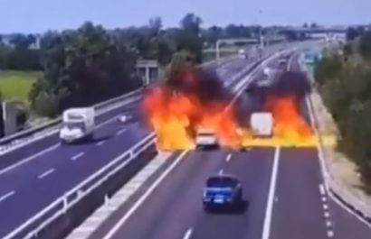 Una avioneta ultraligera se precipitó sobre una autopista en Azzano Mella, provincia de Brescia, al norte de Italia.
