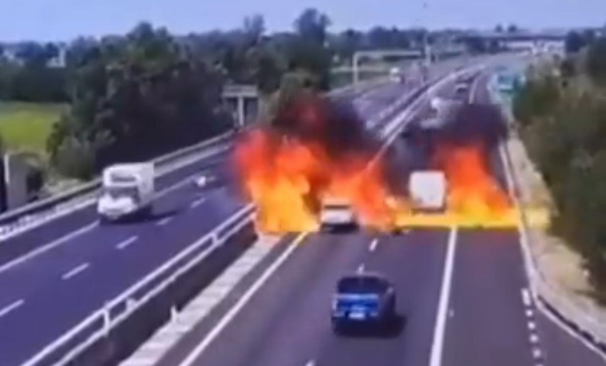 Una avioneta ultraligera se precipitó sobre una autopista en Azzano Mella, provincia de Brescia, al norte de Italia.