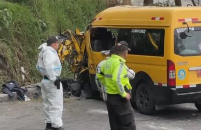 Una buseta escolar que transportaba a un grupo de danza de la provincia de Guayas se volcó en una vía de Alausí, en la provincia de Chimborazo.