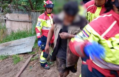 Una mujer, de 27 años, falleció y dos hombres, de 23 y 27 años, resultaron heridos tras caer a una quebrada de 70 metros de profundidad.
