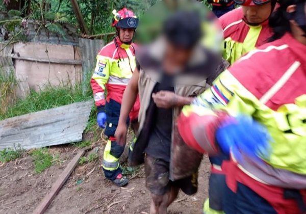 Una mujer, de 27 años, falleció y dos hombres, de 23 y 27 años, resultaron heridos tras caer a una quebrada de 70 metros de profundidad.