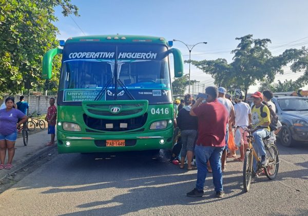 Una mujer identificada como María Salvatierra, de 52 años, resultó herida tras ser atropellada en el sitio Mejía, de Portoviejo.