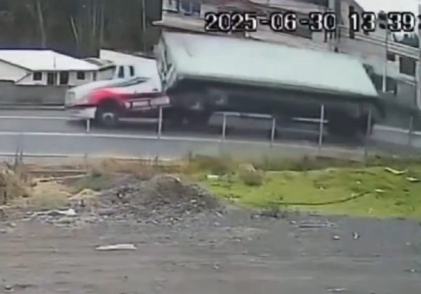 Una mujer perdió la vida el lunes 30 de junio tras ser aplastada por un tráiler en la vía Cevallos-Ambato, en la provincia de Tungurahua.