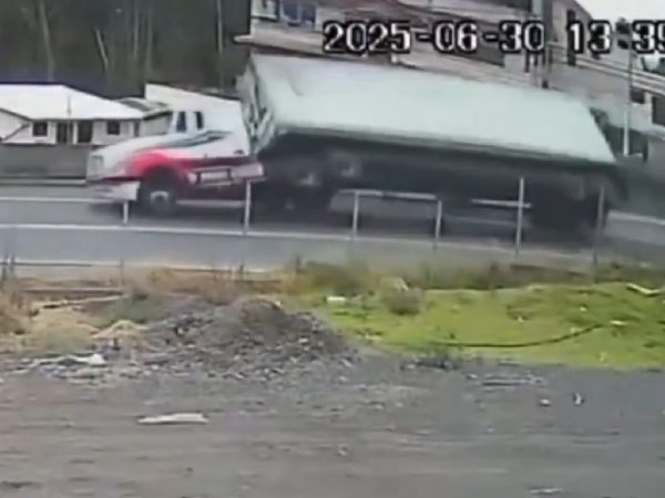 Una mujer perdió la vida el lunes 30 de junio tras ser aplastada por un tráiler en la vía Cevallos-Ambato, en la provincia de Tungurahua.
