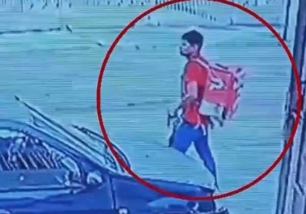 Una pareja resultó asaltada y agredida por dos delincuentes, uno disfrazado de repartidor de una empresa de motomandados,