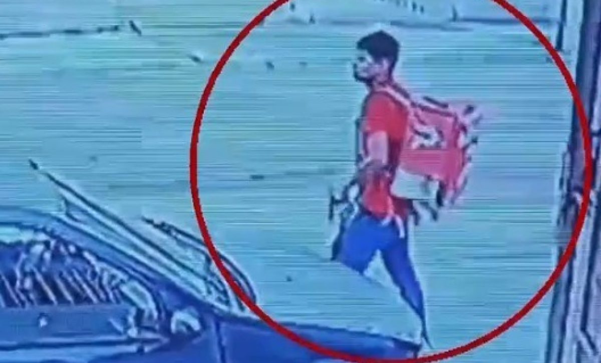 Una pareja resultó asaltada y agredida por dos delincuentes, uno disfrazado de repartidor de una empresa de motomandados,