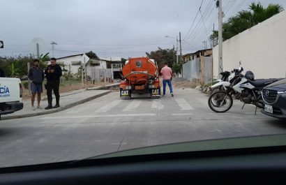 Uno de los cuerpos del doble crímen en Leonidas Plaza quedó en el interior de un tanquero donde su conductor fue sorprendido a tiros.