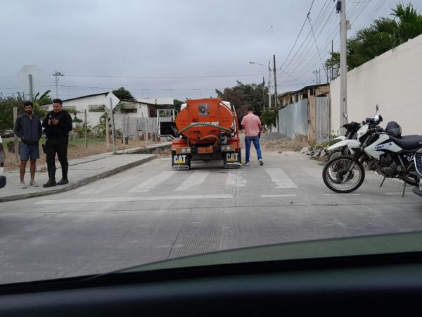 Uno de los cuerpos del doble crímen en Leonidas Plaza quedó en el interior de un tanquero donde su conductor fue sorprendido a tiros.