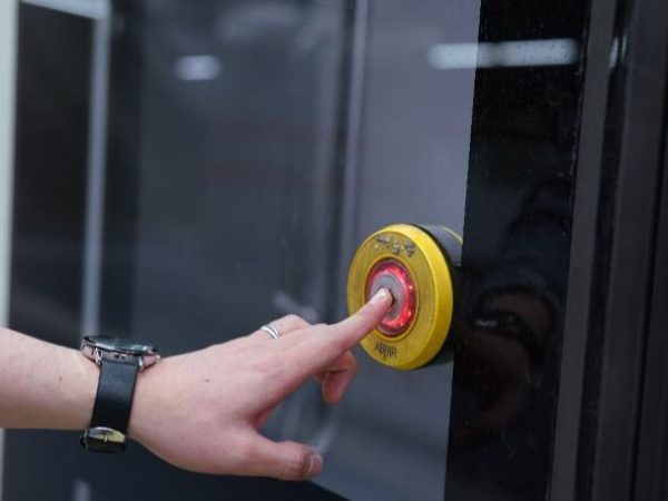 Usuarios del Metro de Quito se adaptan al sistema manual de apertura de puertas