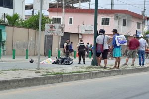 Varias personas se aglomeraron cerca de los cuerpos para tratar de identificarlos.