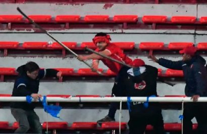 Varios hinchas resultaron heridos al ser atacados salvajemente en el estadio Libertadores de América en Avellaneda.