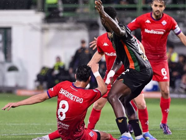 Venezia con John Yeboah supera a Fiorentina y toma aire en la lucha por no descender