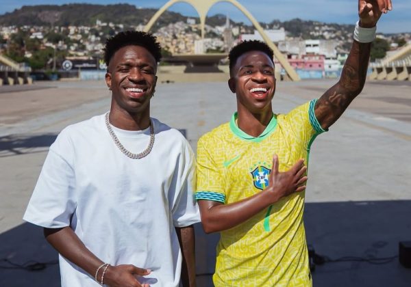 Vinícius Júnior celebra su estatua de cera en Río de Janeiro