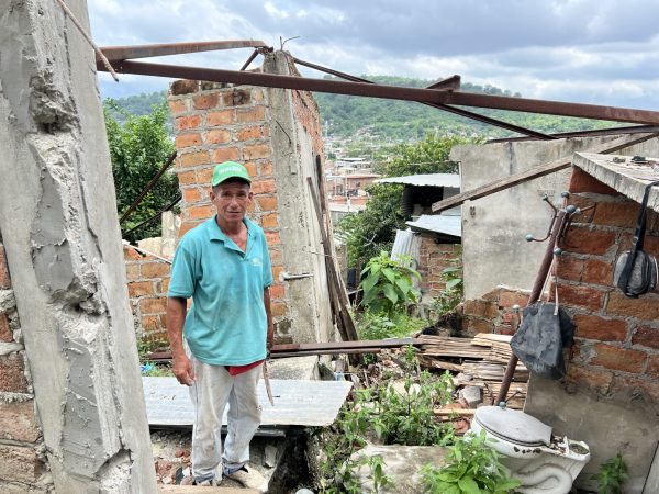 Víctor Sánchez es uno de los damnificados de El Florón, y espera que que le ayuden con la casa que le han ofrecido.