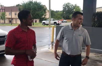 Walter Carr, un joven de Alabama, Estados Unidos, caminó 32 kilómetros durante siete horas para llegar a su primer día de trabajo.
