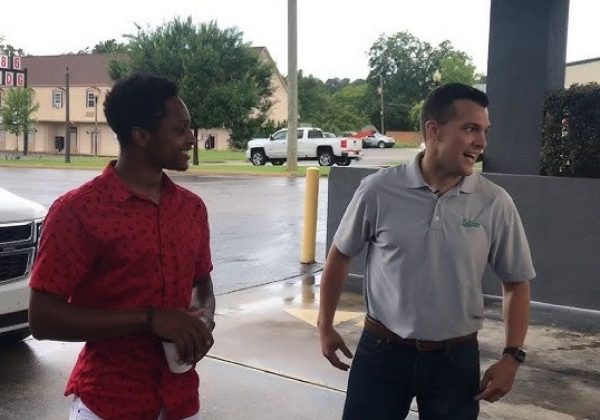 Walter Carr, un joven de Alabama, Estados Unidos, caminó 32 kilómetros durante siete horas para llegar a su primer día de trabajo.