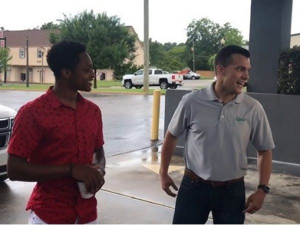 Walter Carr, un joven de Alabama, Estados Unidos, caminó 32 kilómetros durante siete horas para llegar a su primer día de trabajo.