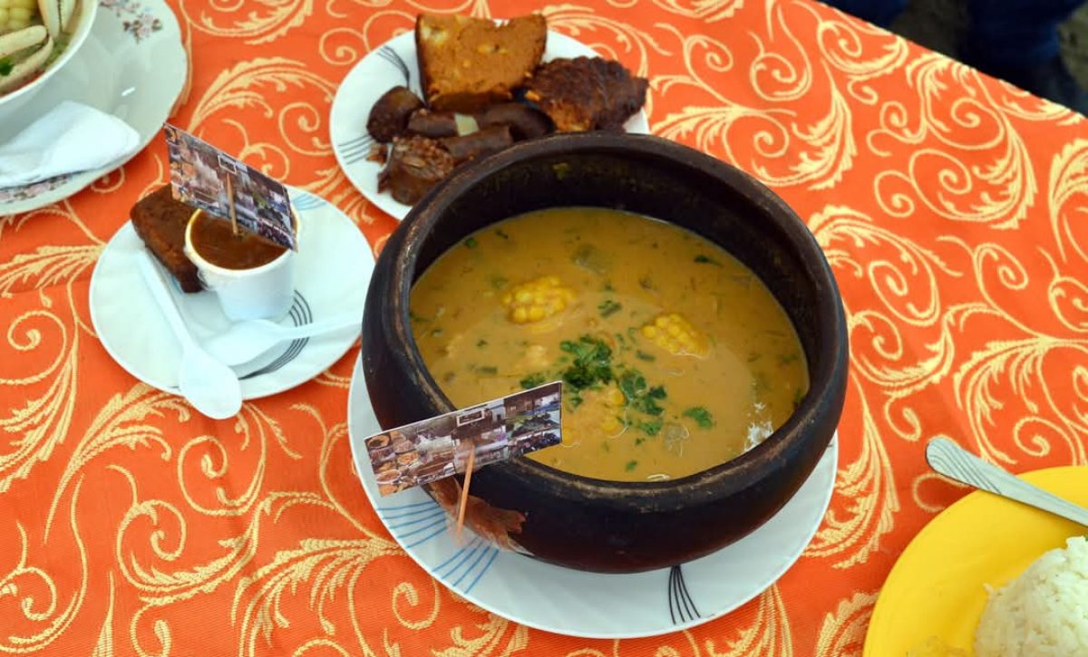 Portoviejo lanza el libro del viche: Un homenaje a la gastronomía manabita.