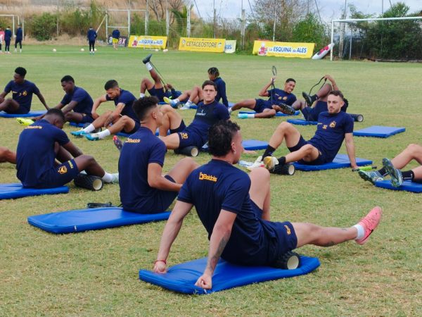 Jugadores de Delfín SC en un entrenamiento en el complejo Los Geranios. FOTO: Comunicación Delfín