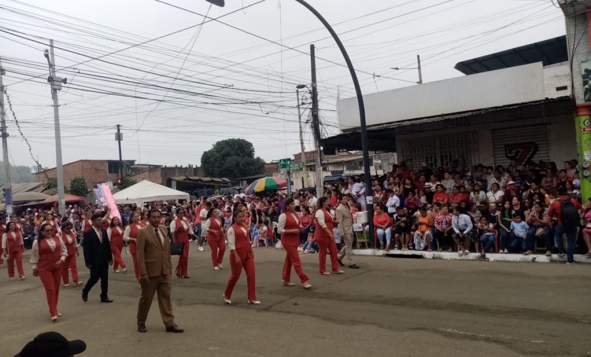 Chone celebró sus 131 años con un desfile lleno de color, música y tradición