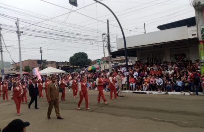 Chone celebró sus 131 años con un desfile lleno de color, música y tradición
