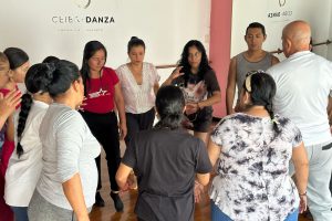 Magaly Llumipanta lideró el taller de danza movimiento terapia, que culminó el viernes 25 de julio. FOTO: La Marea.