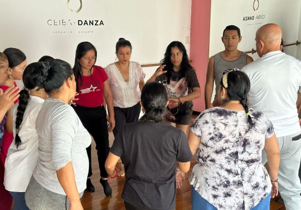 Magaly Llumipanta lideró el taller de danza movimiento terapia, que culminó el viernes 25 de julio. FOTO: La Marea.