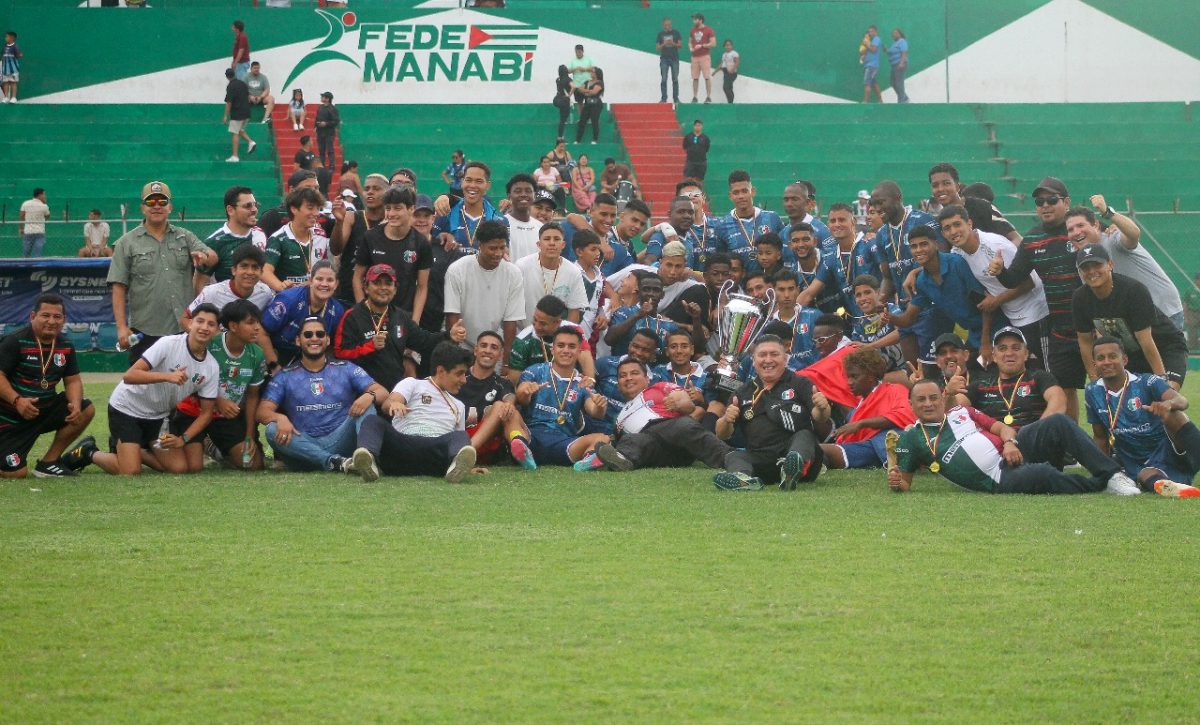 Juventud Italiana se impuso en penales a 11 de Mayo, en el estadio Reales Tamarindos de Portoviejo. FOTO: El Diario.