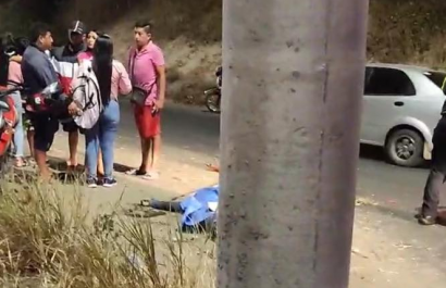 Mujer muere y su pareja queda herida tras sufrir accidente de tránsito