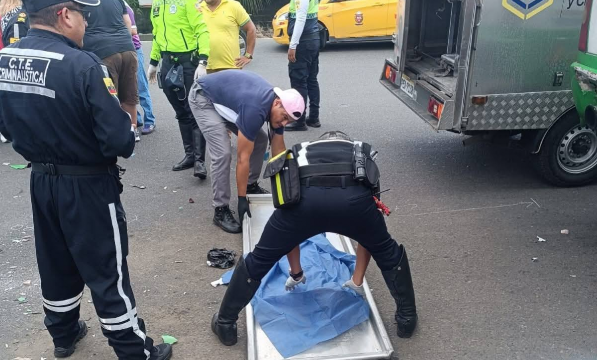 Quevedo: Padre fallece junto a su hijo tras chocar motocicleta contra bus