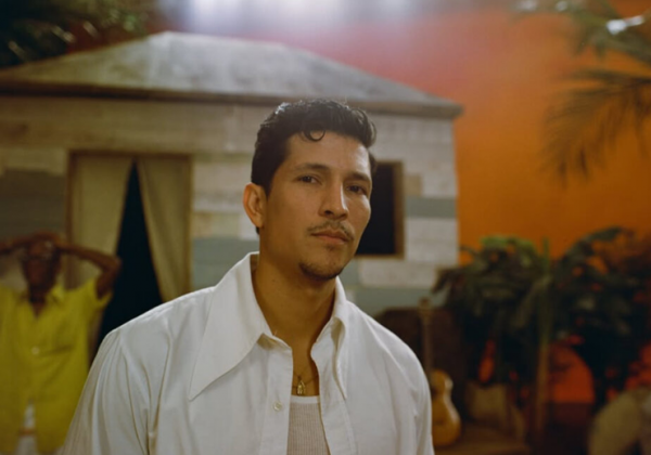 Danny Ramírez protagoniza el nuevo videoclip de Karol G inspirado en el cine mexicano