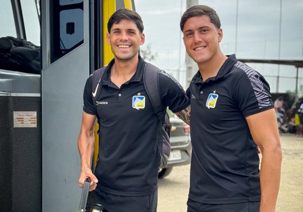 El defensa argentino Mateo Burdisso (der) será baja en Delfín SC por acumulación de tarjetas amarillas. FOTO: DelfinSC.