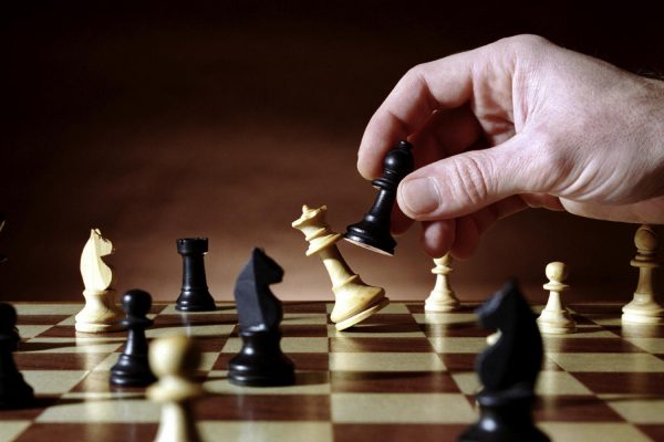 Talibanes prohíben el ajedrez en Afganistán por considerarlo juego de apuestas