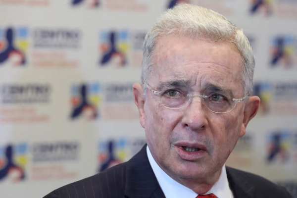 “Cada minuto lo dedicaré a luchar por la libertad”: Álvaro Uribe reaparece tras salir de prisión