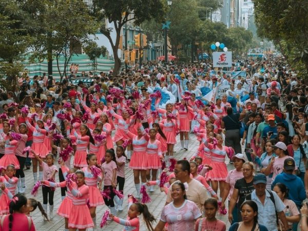 Los asistentes disfrutaron de bailes con trajes típicos y carros alegóricos durante las Fiestas Julianas en Guayaquil.