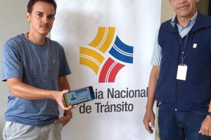La Agencia Nacional de Tránsito (ANT) promete eficiencia en emisión de licencias, pero usuarios denuncian demoras.