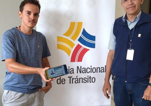 La Agencia Nacional de Tránsito (ANT) promete eficiencia en emisión de licencias, pero usuarios denuncian demoras.