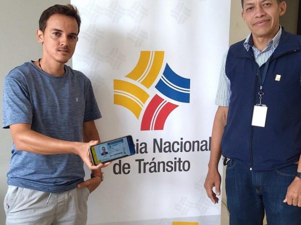 La Agencia Nacional de Tránsito (ANT) promete eficiencia en emisión de licencias, pero usuarios denuncian demoras.