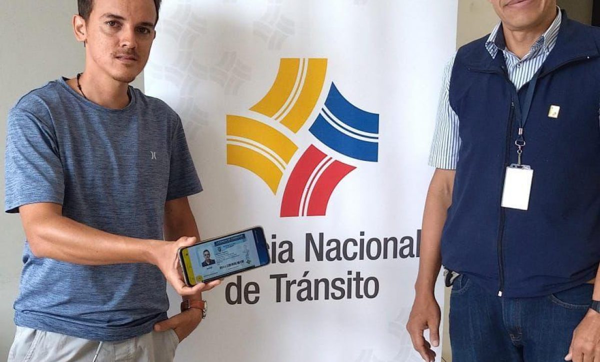 La Agencia Nacional de Tránsito (ANT) promete eficiencia en emisión de licencias, pero usuarios denuncian demoras.