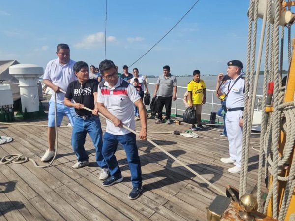 Los recorridos guiados en el buque ofrecen una ventana al pasado y presente de la Armada ecuatoriana.